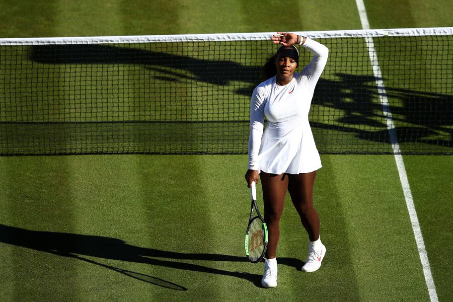 Serena Williams, maniche lunghe e collant per una faticosa vittoria su Rus. Getty